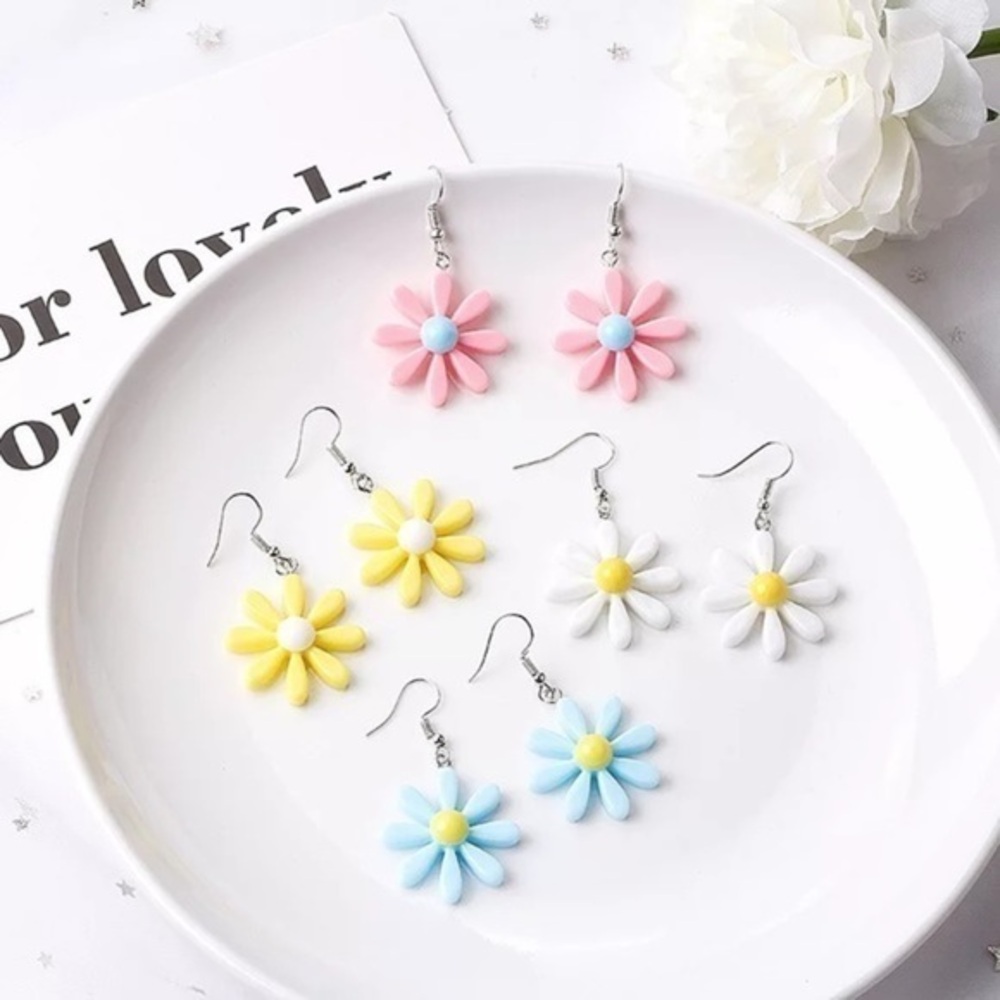 3/$30 🌻 Acrylic Daisy Earrings